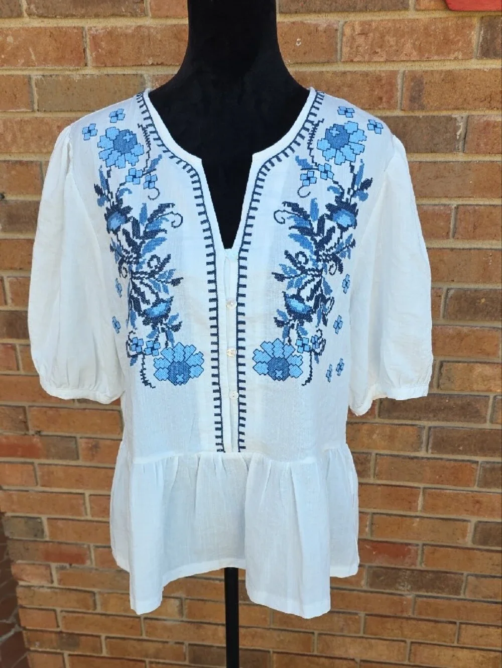 Solitaire By Anthropologie White Blouse with Blue Floral Embroidery Size XL